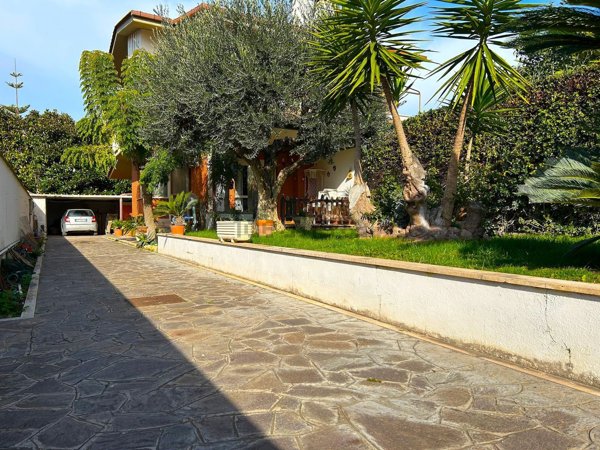 casa indipendente in vendita a Fiumicino in zona Fregene