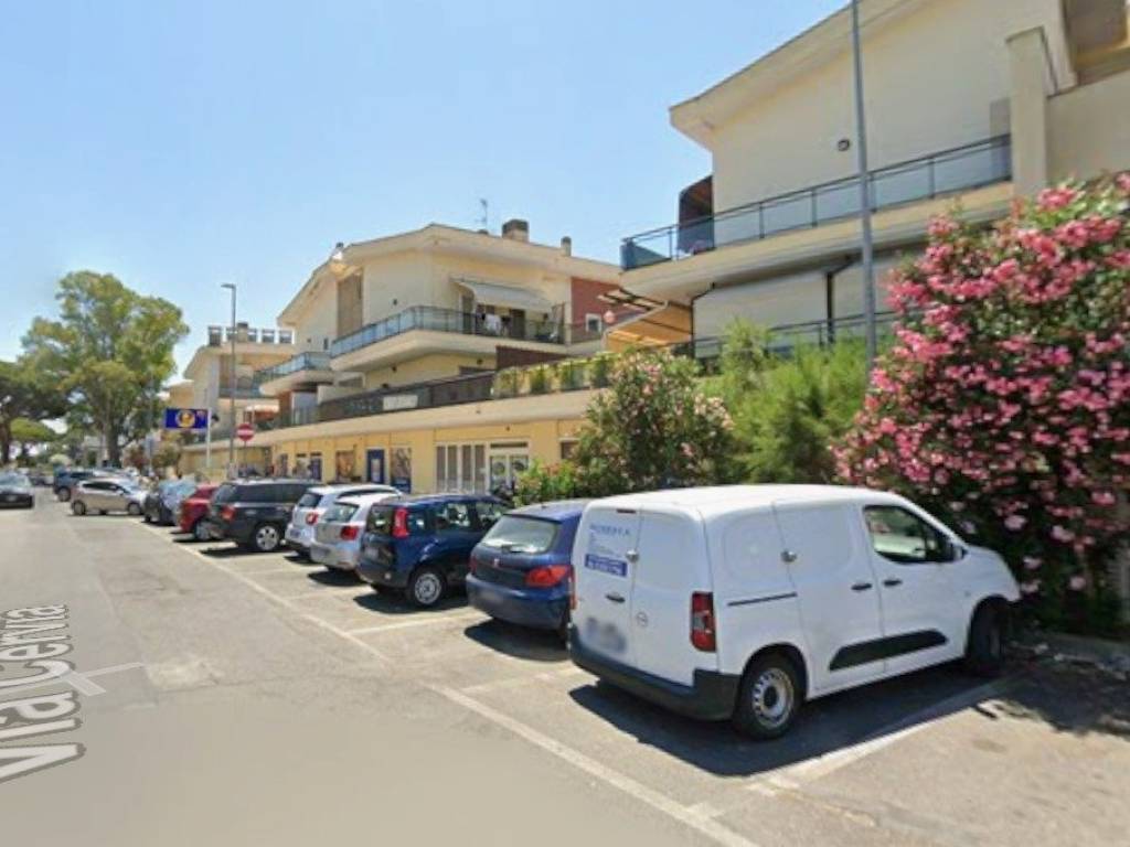 negozio in vendita a Fiumicino in zona Fregene