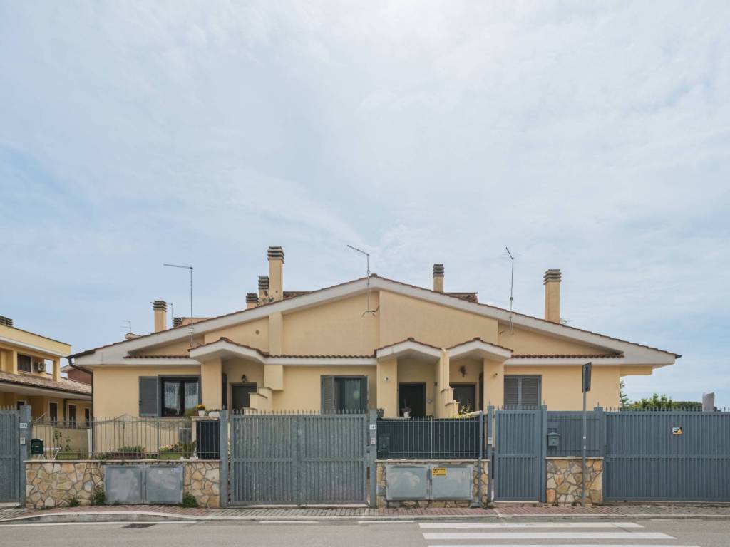 casa indipendente in vendita a Fiumicino in zona Passo Oscuro