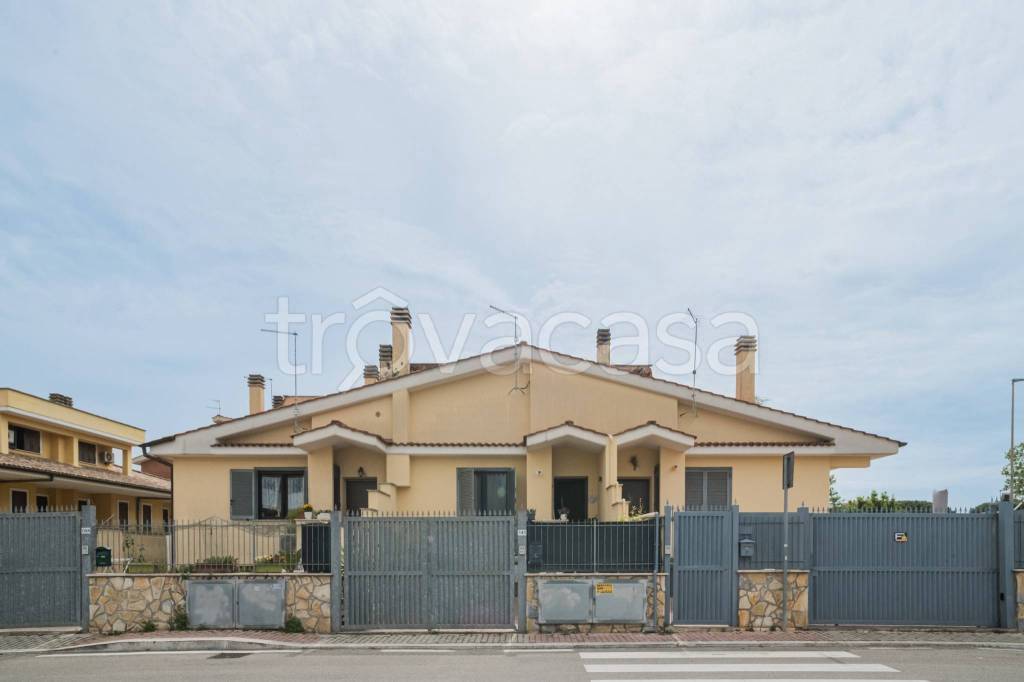 casa indipendente in vendita a Fiumicino in zona Passo Oscuro