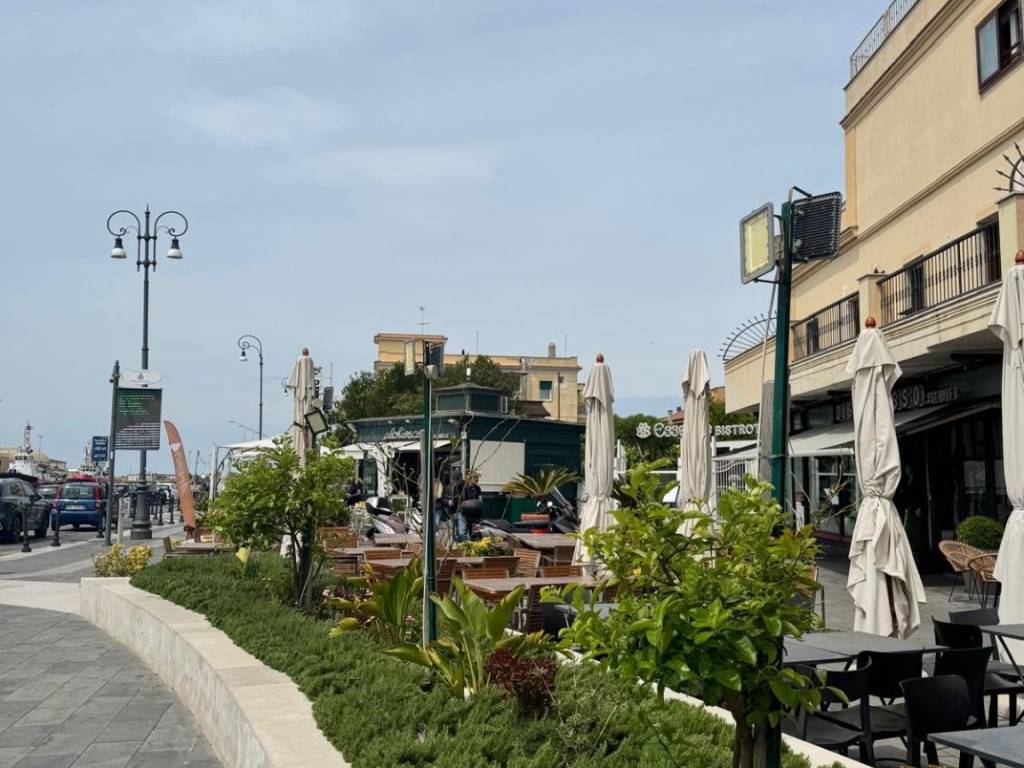 negozio in vendita a Fiumicino in zona Isola Sacra