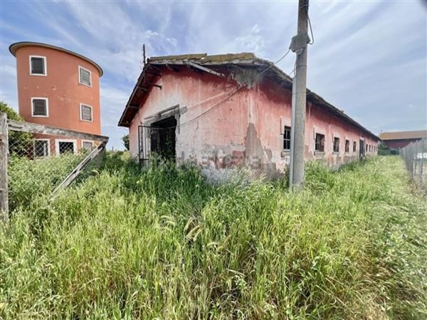 locale di sgombero in vendita a Fiumicino in zona Maccarese