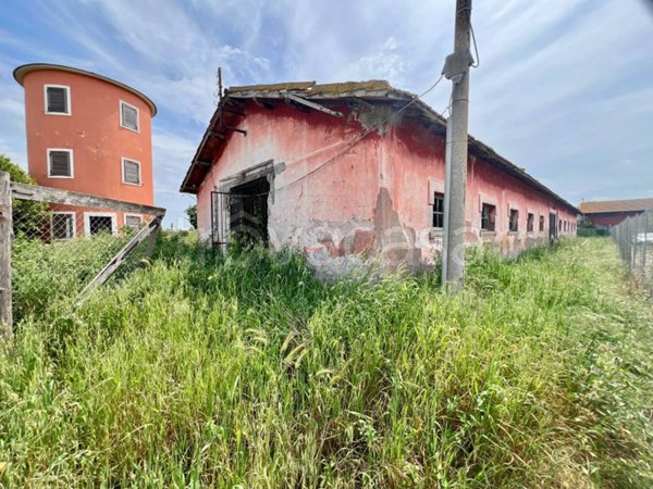 locale di sgombero in vendita a Fiumicino in zona Fregene