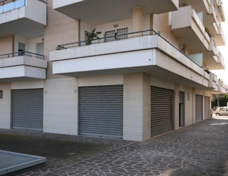 negozio in vendita a Fiumicino in zona Isola Sacra