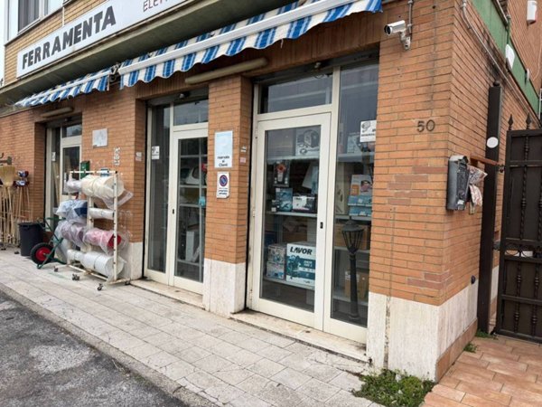 negozio in vendita a Fiumicino in zona Isola Sacra