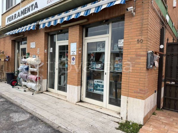 negozio in vendita a Fiumicino in zona Isola Sacra
