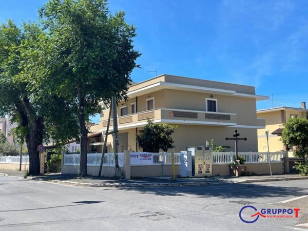 negozio in vendita a Fiumicino in zona Isola Sacra