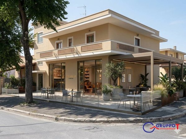 negozio in vendita a Fiumicino in zona Isola Sacra