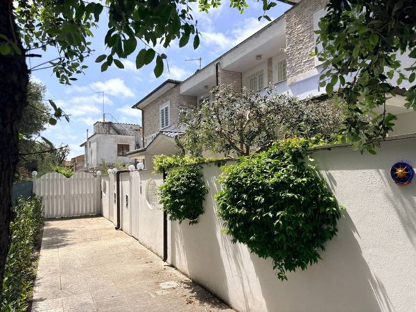 casa indipendente in vendita a Fiumicino in zona Fregene