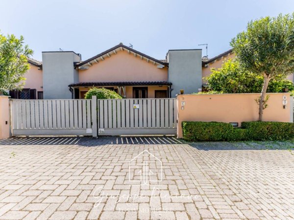 casa indipendente in vendita a Fiumicino in zona Isola Sacra