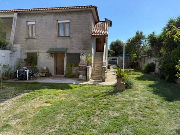 casa indipendente in vendita a Fiumicino in zona Isola Sacra