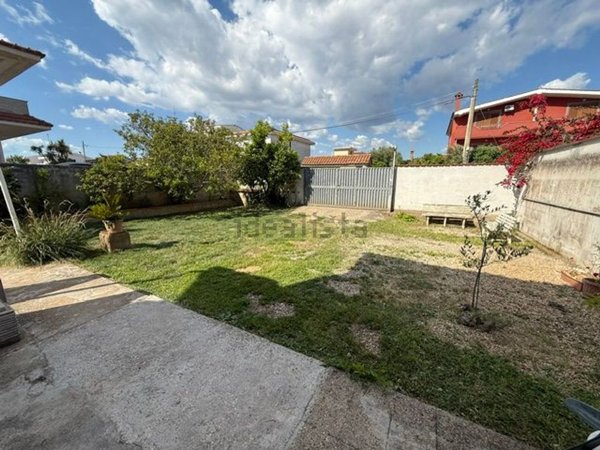 casa indipendente in vendita a Fiumicino in zona Isola Sacra