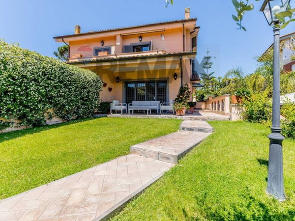 casa indipendente in vendita a Fiumicino in zona Fregene