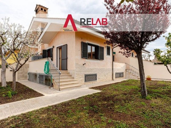 casa indipendente in vendita a Fiumicino in zona Aeroporto 