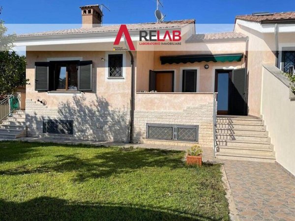 casa indipendente in vendita a Fiumicino in zona Isola Sacra