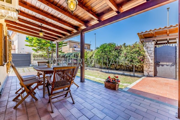 casa indipendente in vendita a Fiumicino in zona Isola Sacra
