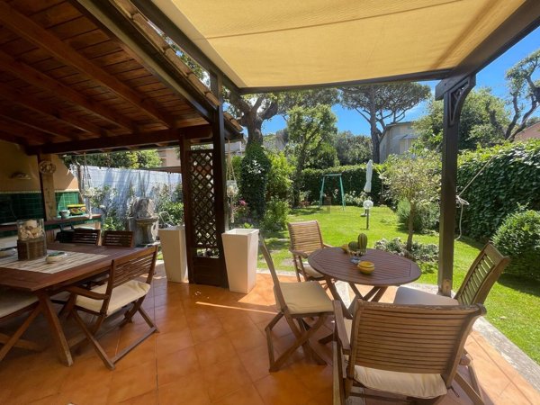 casa indipendente in vendita a Fiumicino in zona Fregene