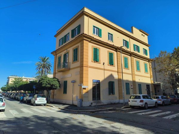 intera palazzina in vendita a Fiumicino in zona Isola Sacra