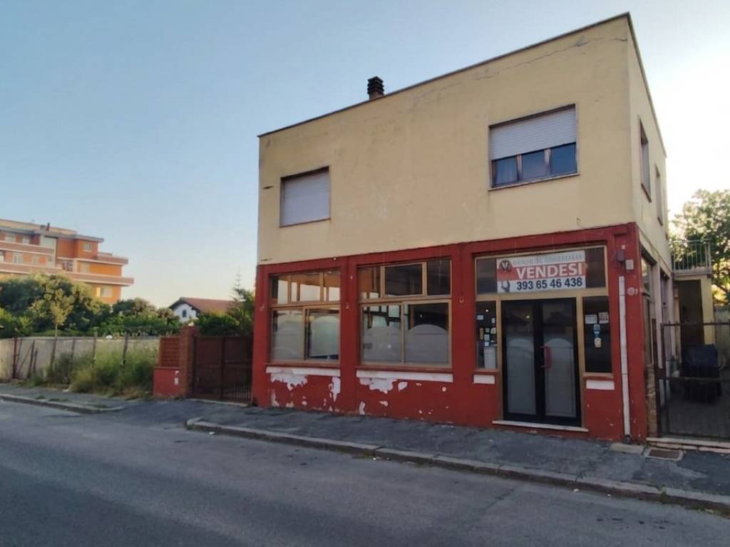 intera palazzina in vendita a Fiumicino in zona Isola Sacra