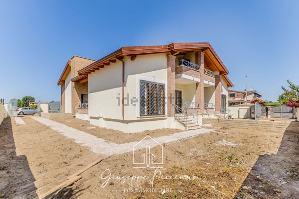 casa indipendente in vendita a Fiumicino in zona Isola Sacra