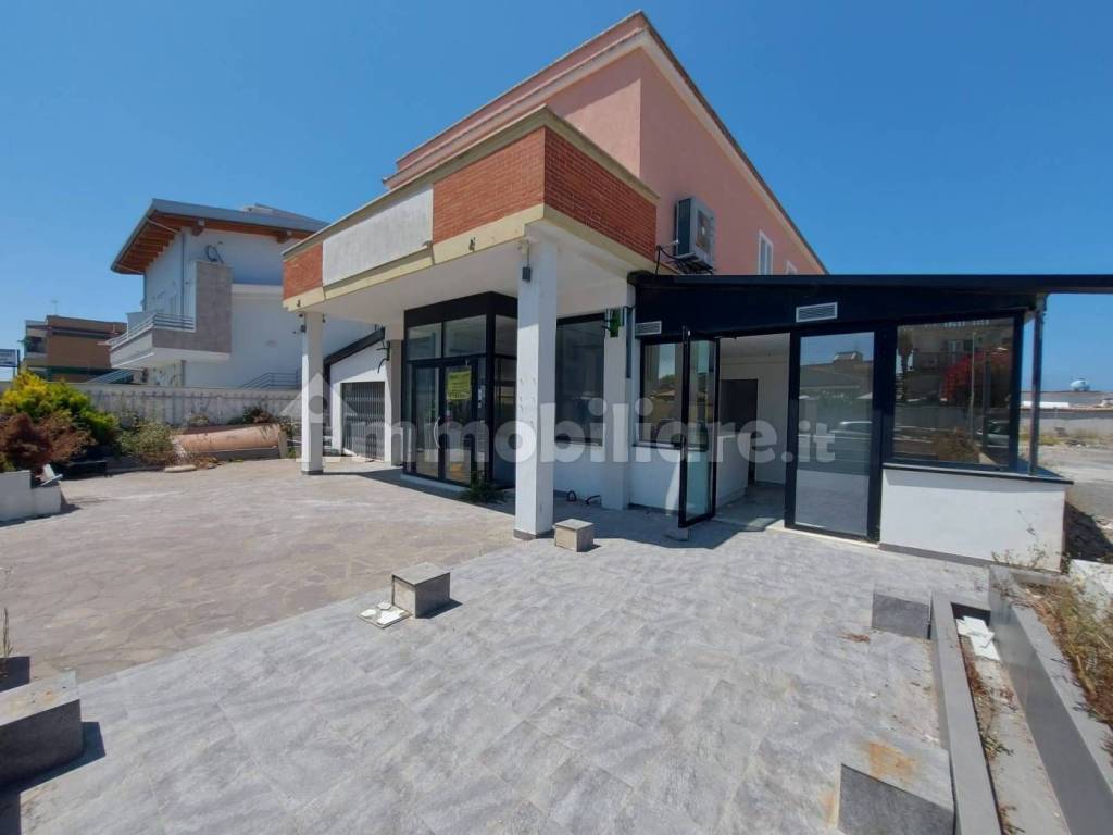 negozio in vendita a Fiumicino in zona Focene