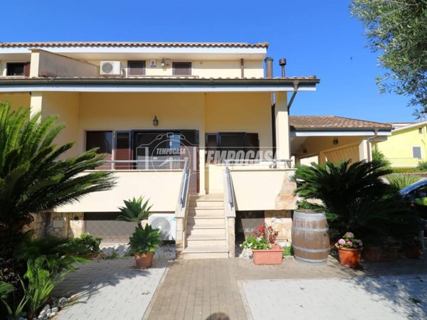 casa indipendente in vendita a Fiumicino in zona Isola Sacra
