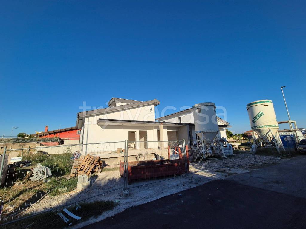 casa indipendente in vendita a Fiumicino in zona Isola Sacra