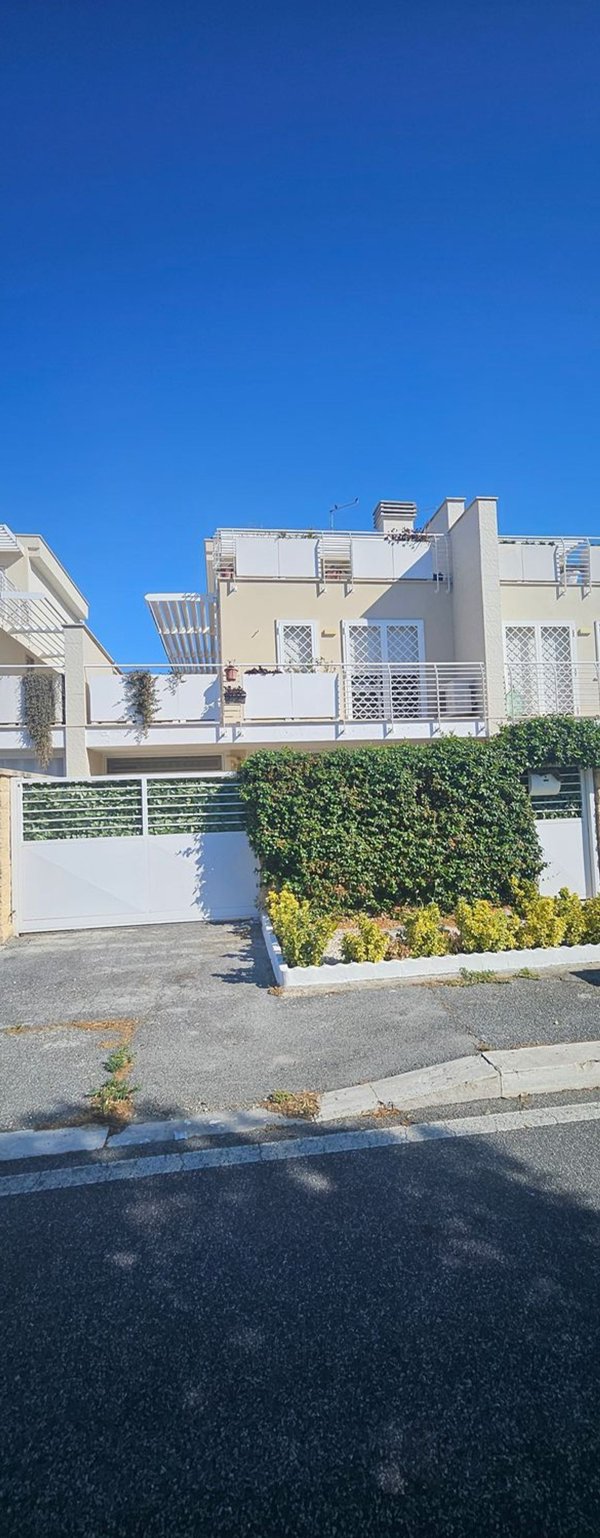 casa indipendente in vendita a Fiumicino in zona Isola Sacra