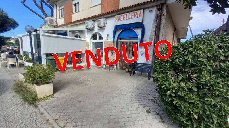 negozio in vendita a Fiumicino in zona Fregene