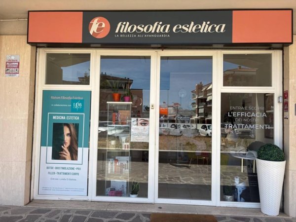 negozio in vendita a Fiumicino in zona Isola Sacra