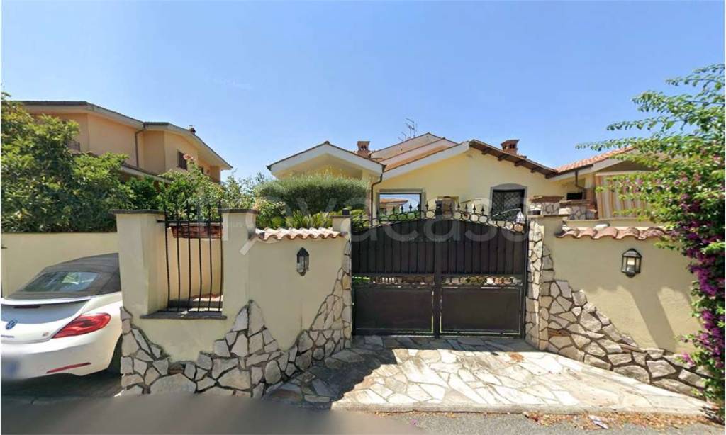 casa indipendente in vendita a Fiumicino in zona Isola Sacra