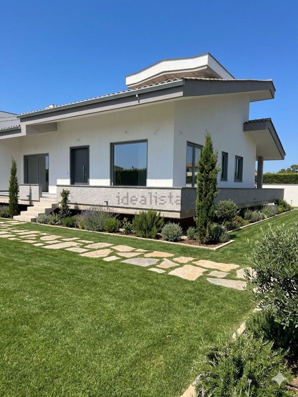 casa indipendente in vendita a Fiumicino in zona Isola Sacra