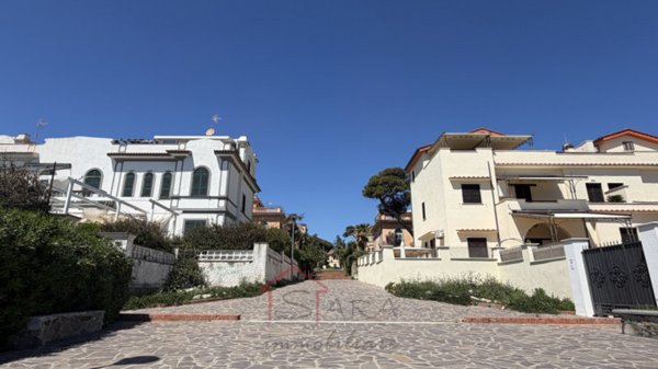 casa indipendente in vendita a Fiumicino in zona Isola Sacra
