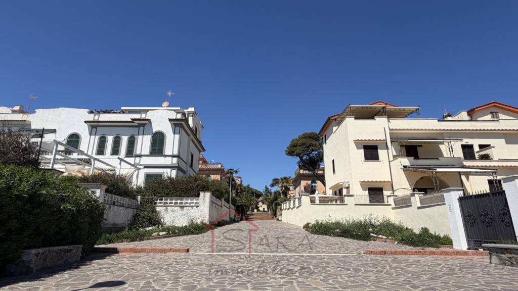 casa indipendente in vendita a Fiumicino in zona Isola Sacra