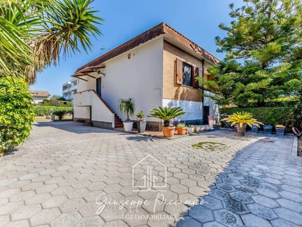 casa indipendente in vendita a Fiumicino in zona Isola Sacra