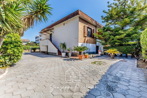 casa indipendente in vendita a Fiumicino in zona Isola Sacra