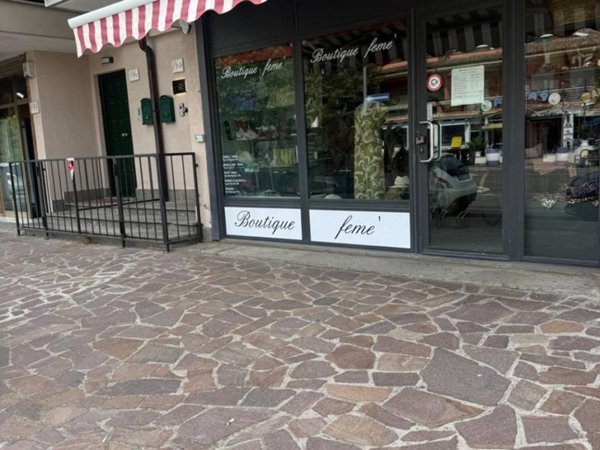 negozio in vendita a Fiumicino in zona Fregene