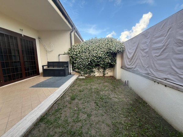 casa indipendente in vendita a Fiumicino in zona Isola Sacra