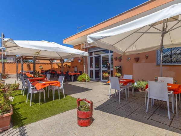 negozio in vendita a Fiumicino in zona Isola Sacra