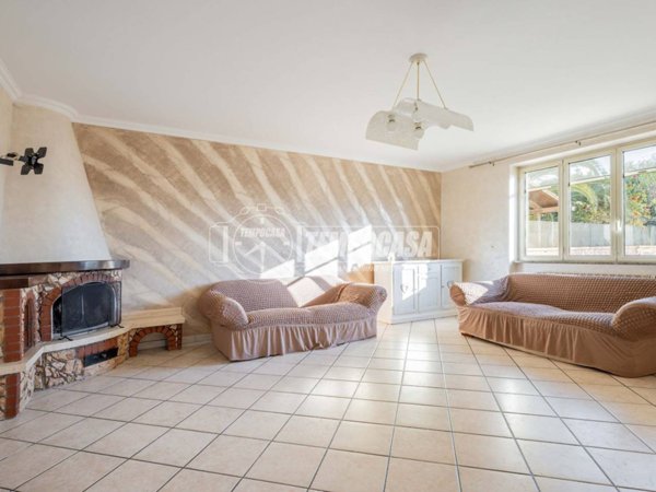 casa indipendente in vendita a Fiumicino in zona Isola Sacra