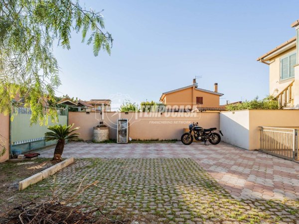 locale di sgombero in vendita a Fiumicino in zona Isola Sacra