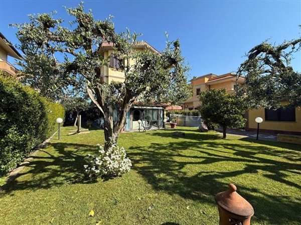 casa indipendente in vendita a Fiumicino in zona Isola Sacra