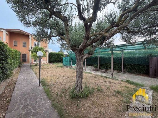 casa indipendente in vendita a Fiumicino in zona Fregene