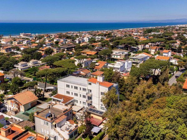 intera palazzina in vendita a Fiumicino in zona Fregene