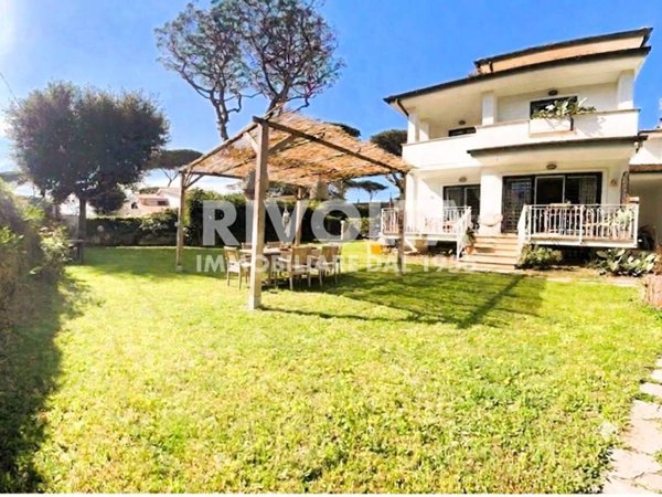 casa indipendente in vendita a Fiumicino in zona Fregene