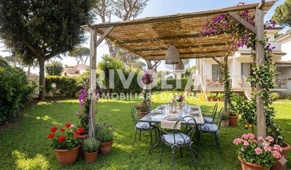 casa indipendente in vendita a Fiumicino in zona Fregene