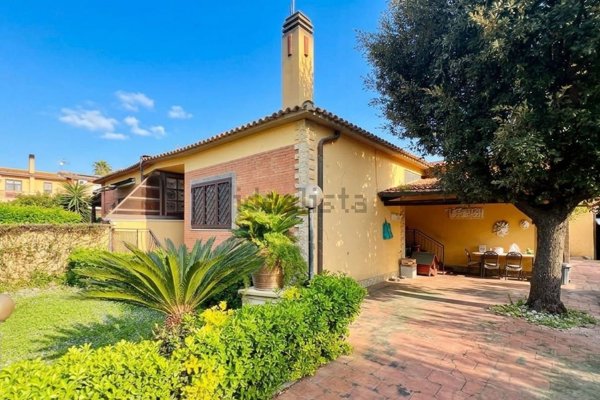 casa indipendente in vendita a Fiumicino in zona Fregene