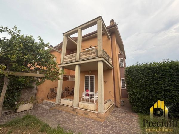 casa indipendente in vendita a Fiumicino in zona Fregene