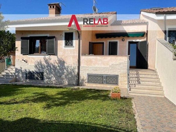 casa indipendente in vendita a Fiumicino in zona Isola Sacra