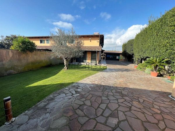casa indipendente in vendita a Fiumicino